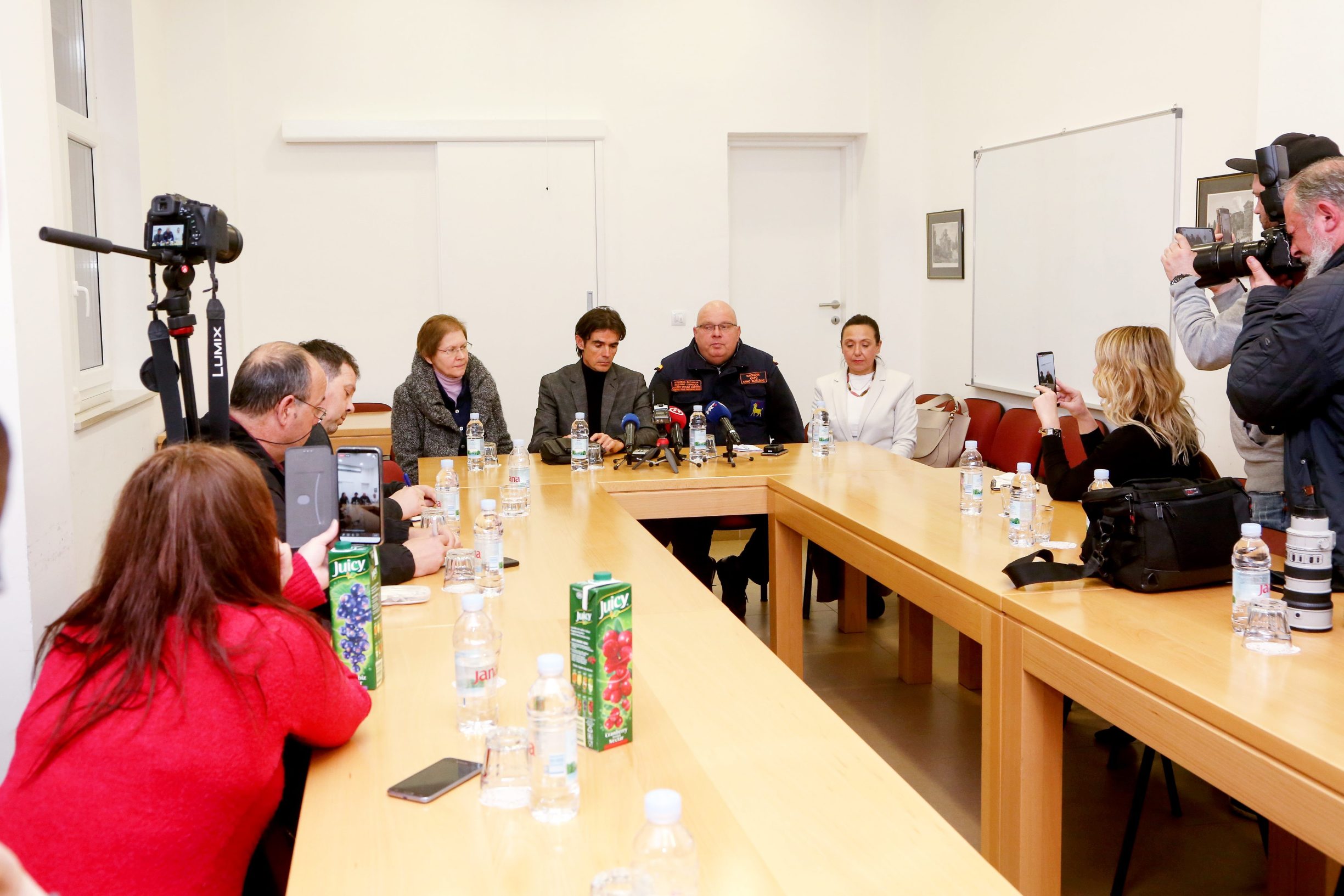 Pula, 090320.
Stozer civilne zastite Istraske zupanije sazvao je press konferenciju kako bi informirali javnost da se u Istri pojavio koronavirus. Jednoj hospitaliziranoj osobi potvrdjen je virus.
Foto: Goran Sebelic / CROPIX